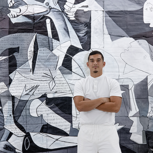 Julio Anaya posa delante de su obra Guernica